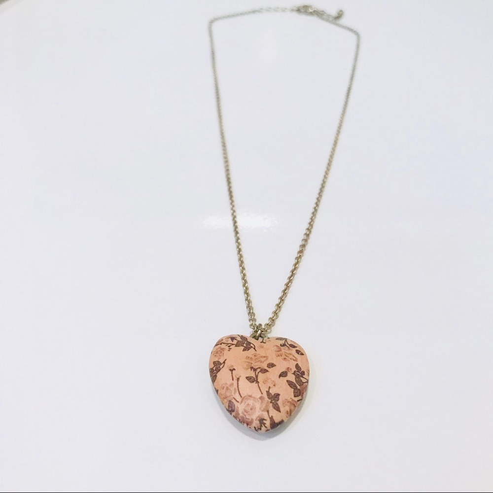 Classic wooden stylized heart pendant necklace